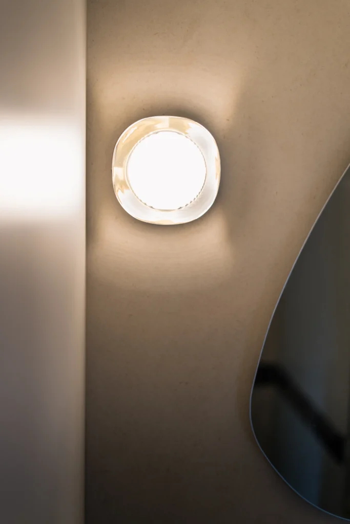 Détails d'une applique Delta light dans un appartement rénové par zut studio