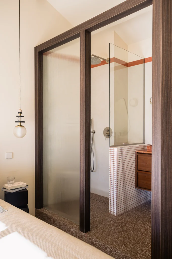 Vue large d'une cabine de salle d'eau créer par zut studio