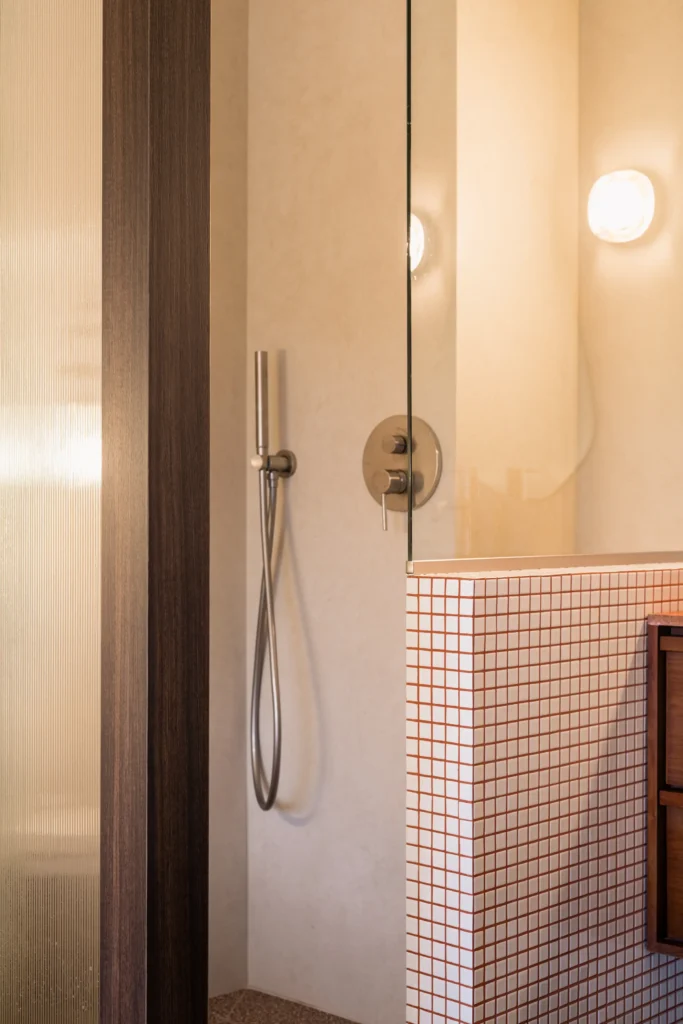 Zoom détaillant la douche créer par zut studio