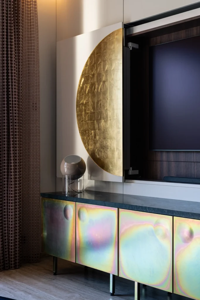 Création d'un meuble sur mesure doré à la feuille d'or dans le cadre de la rénovation d'une maison d'architecte par zut studio