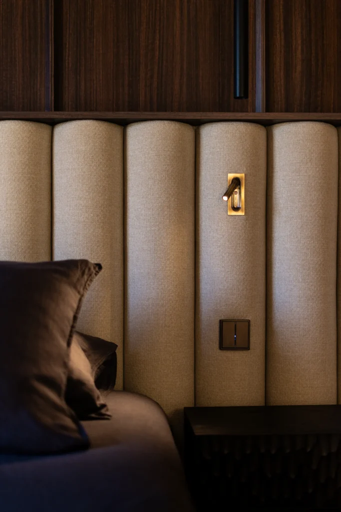 Création d'une tête de lit en tissu dans le cadre de la rénovation d'une maison d'architecte de 450m carré