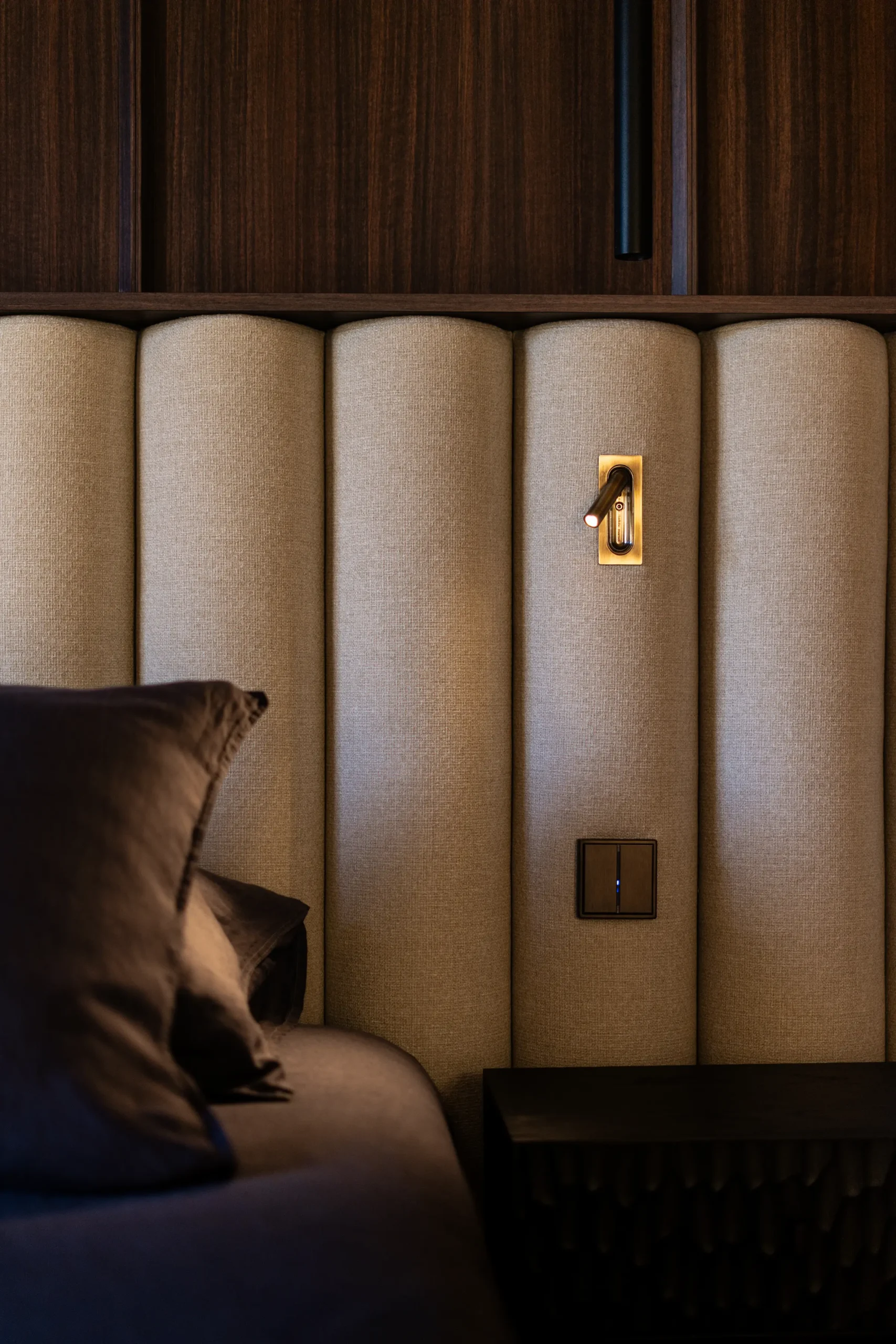 Création d'une tête de lit en tissu dans le cadre de la rénovation d'une maison d'architecte de 450m carré