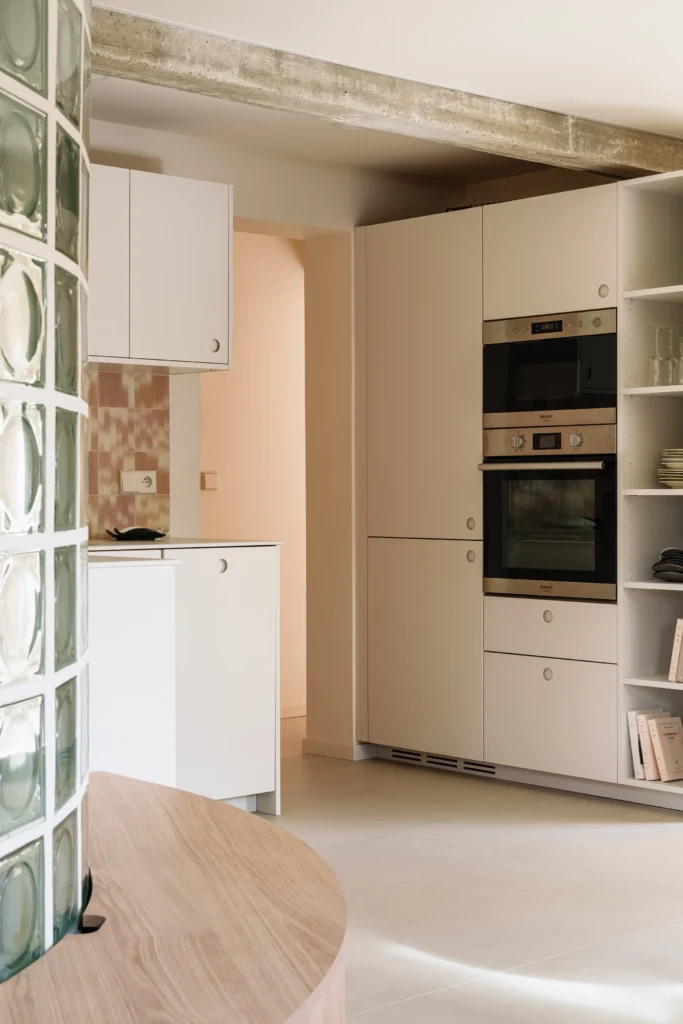 Vue de la cuisine lors de la rénovation d'un appartement par zut studio