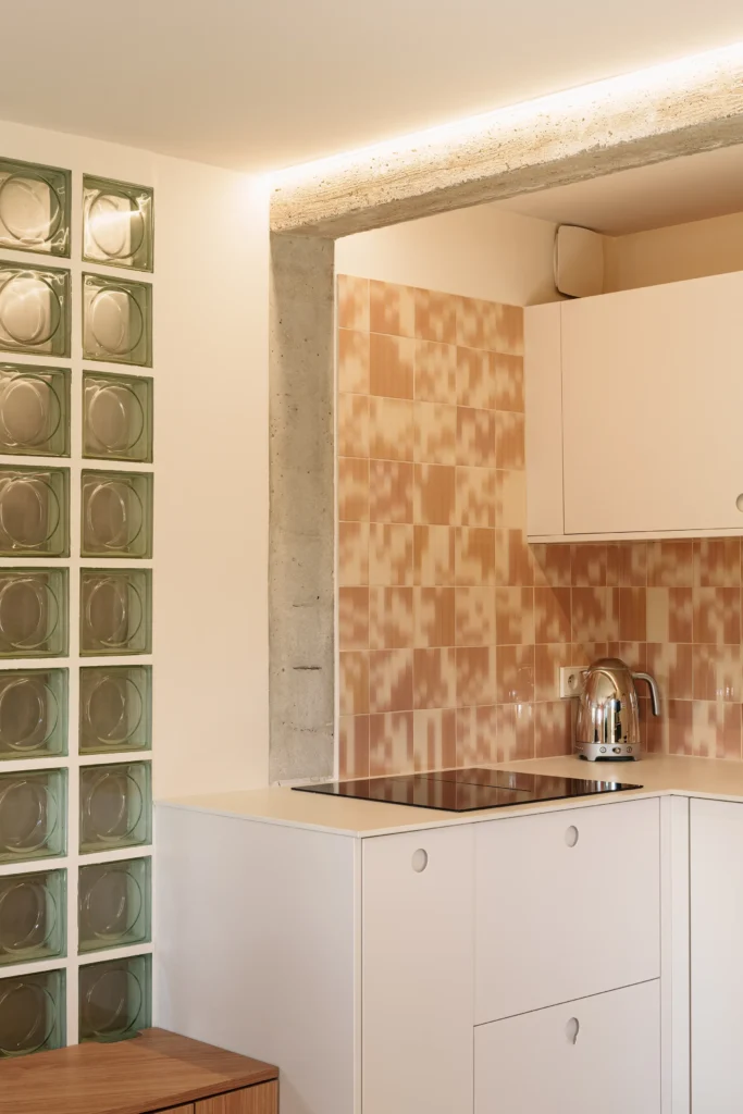 Vue de la cuisine lors de la rénovation d'un appartement par zut studio