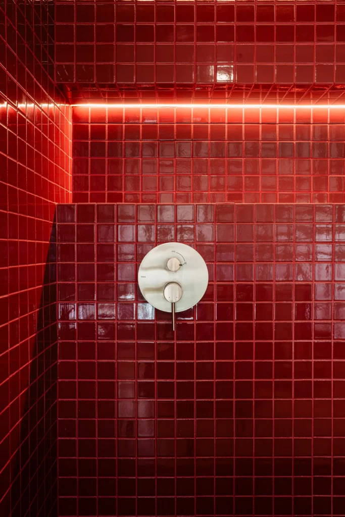 Détail de la douche lors de la rénovation d'un appartement par zut studio