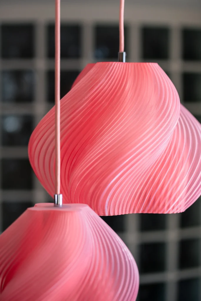 Détail d'une suspension en impression 3D lors de la rénovation d'un appartement par zut studio